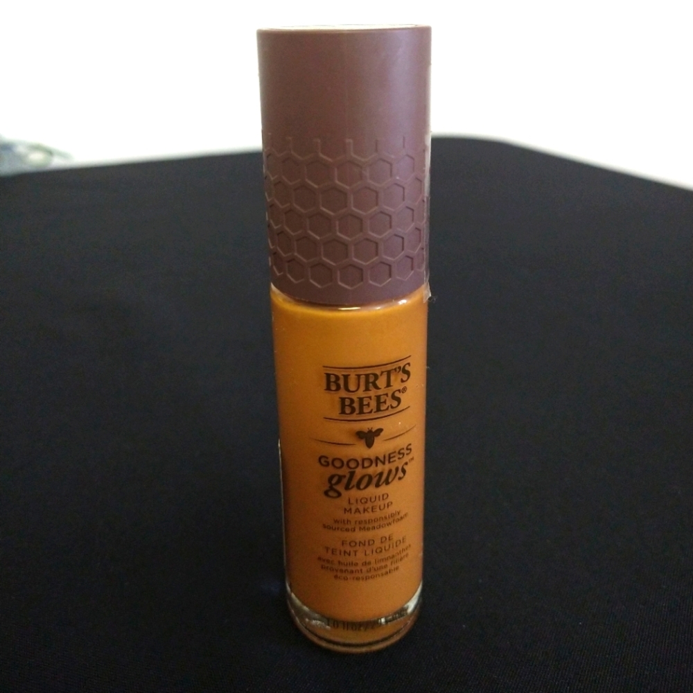BURT'S BEES Chestnut Liquid Makeup NWT